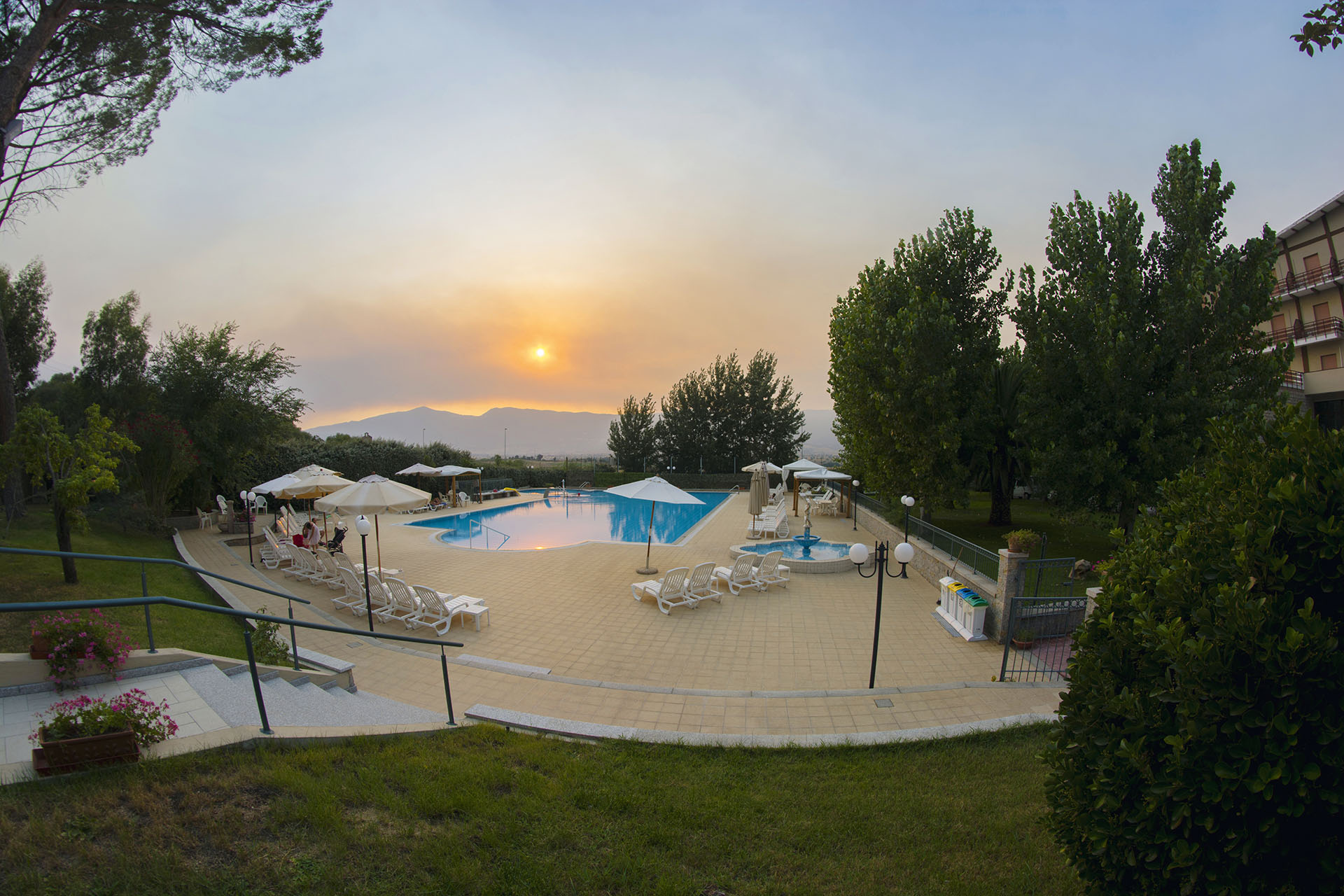 Piscina termale al tramonto